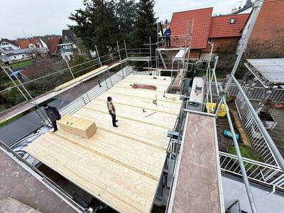 Erweitertes Büro auf Basis eines Stahlgestells in Holzständerbauweise in Kahl am Main